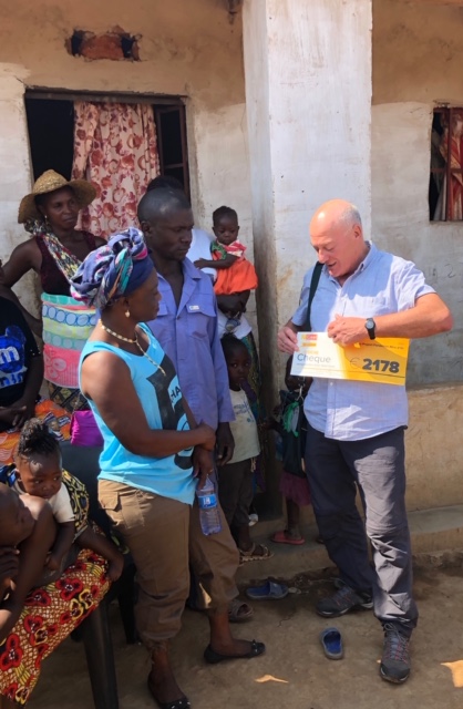 Projectbezoek Varkenskwekerij – overhandiging van steunbedrag namens Derde Wereldraad Geel en Stad Geel